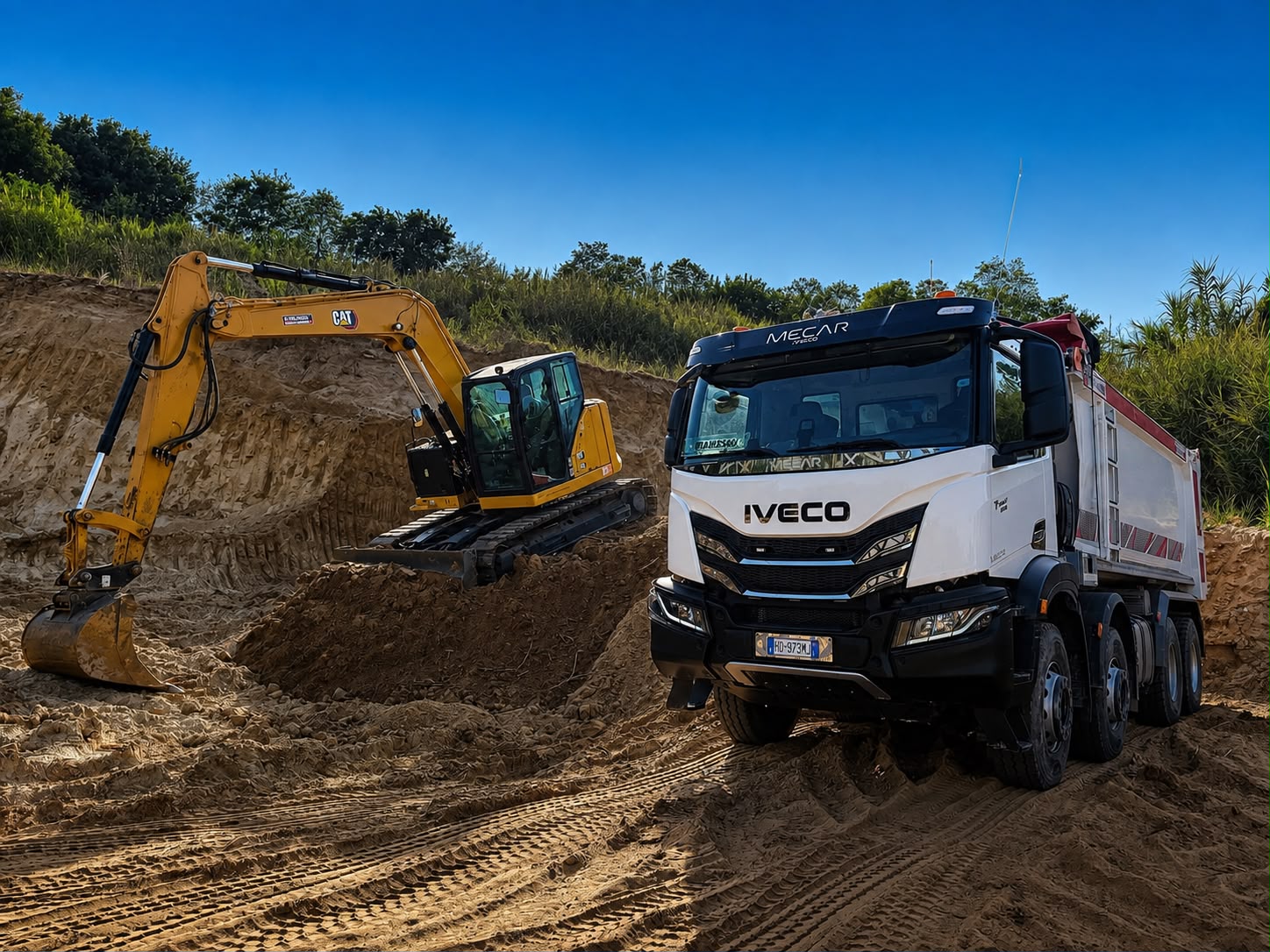 Mezzi Geo Service Srl in cantiere, autocarro ribaltabile ed escavatore